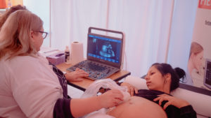 Mult peste jumătate (61,43%) dintre copiii mamelor sub 15 ani nu au paternitatea recunoscută: sarcina la vârste fragede reprezintă un risc pentru mama-copil și pentru nou-născut