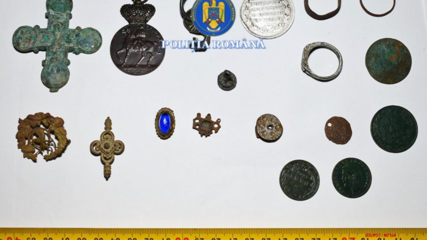Neamţ/Bărbat cercetat pentru furt de bunuri de patrimoniu din situri arheologice unde a intrat cu detectorul de metale