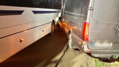 (FOTO) Un autocar cu 40 de elevi, implicat într-un accident pe un drum județean din Botoșani