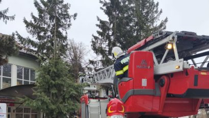 Botoșani: Copac rupt de vânt, căzut pe acoperișul spitalului din Darabani