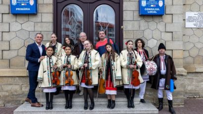 Tradiții – împletire a credinței cu datinile înaintașilor, la zi de mare sărbătoare – temă a emisiunii Tradiții de joi, 1 IANUARIE 2026, ora 21:03 – 22 – cu Dumitru ȘERBAN