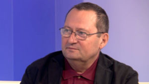 #StareaEducației (INTERVIU) Marian Staș, consultant în educație: ”Ar fi sănătos să se facă pilotări de programe școlare alternative. E păcat să începem să proiectăm planuri cadru alternative deștepte și, pe urmă, să le blocăm, să ne înțepenim în restul pașilor, cum ar fi, de pildă, programe școlare care nu sunt suficient de flexibile și de deschise.”