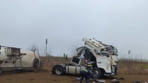 (FOTO) Camion cisternă răsturnat între Huși și Albița
