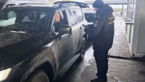 Revolver ascuns într-un microbuz, descoperit la frontiera de est a României