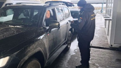 Revolver ascuns într-un microbuz, descoperit la frontiera de est a României