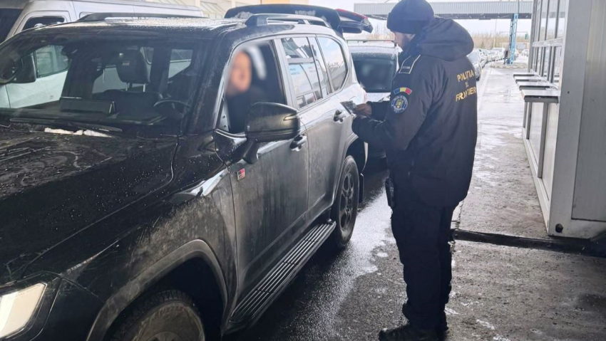 Revolver ascuns într-un microbuz, descoperit la frontiera de est a României