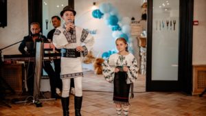 Primiți cu colinda? Primim, primim! Frații Cojocaru, Ștefania și Ciprian, din Neagra Șarului, ne-au colindat în ”Bună Dimineața” cu Adina Șuhan