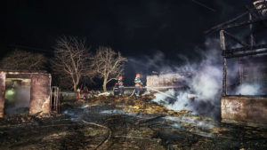 Suceava: O casă a fost distrusă de flăcări în localitatea Stroieşti; în incendiu au murit mai multe animale
