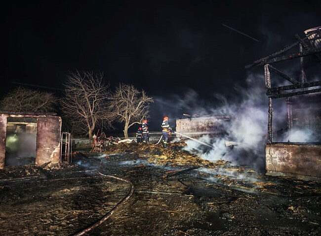 Suceava: O casă a fost distrusă de flăcări în localitatea Stroieşti; în incendiu au murit mai multe animale