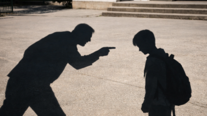 Galaţi: Consilier local din comuna Ţepu, cercetat penal după ce ar fi agresat fizic şi verbal un elev