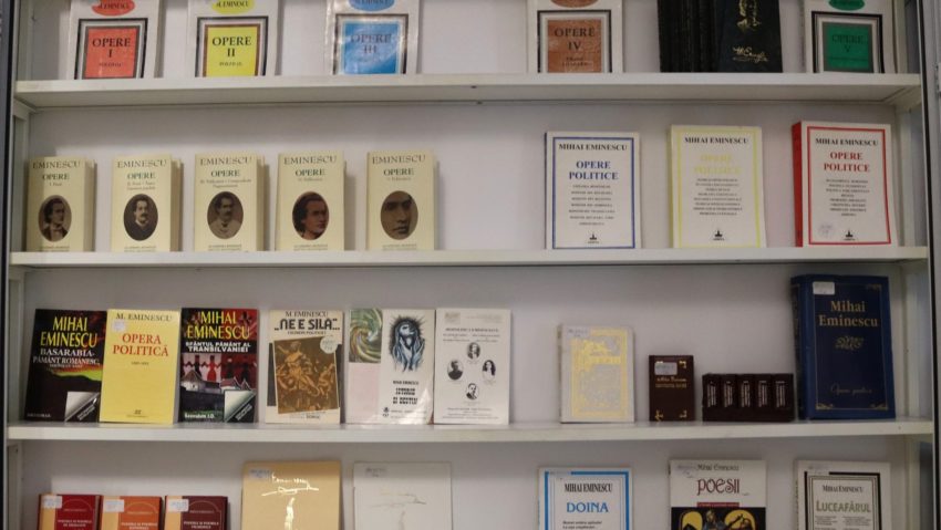 Vaslui: Expoziţii tematice dedicate lui Mihai Eminescu, la Biblioteca Judeţeană, de Ziua Culturii Naţionale