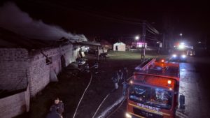 Botoşani: Incendiu puternic la un service auto şi o vopsitorie din localitatea Buimăceni