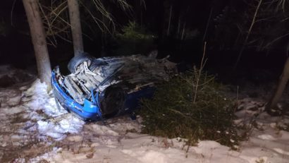 Suceava: Cinci persoane rănite, după ce un autoturism s-a răsturnat la Ciumârna