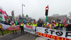 (AUDIO/ VIDEO) Mii de fermieri europeni protestează la Strasbourg față de acordul UE–Mercosur