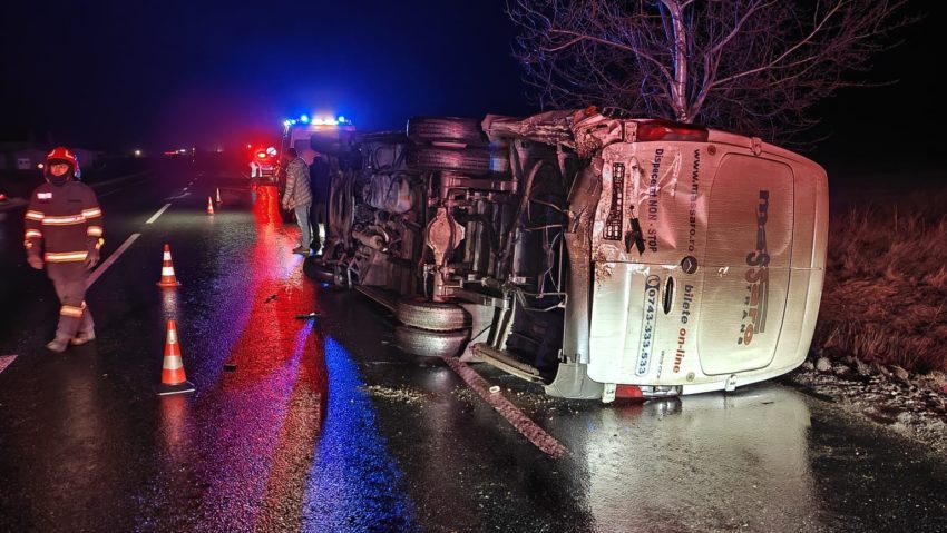 Iaşi: Un microbuz şi două maşini, implicate într-un accident pe DE 583; unul dintre şoferi era băut