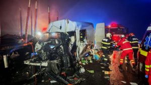 Suceava: Un mort şi trei răniţi în urma coliziunii între un microbuz şi un autotren, pe DN 17