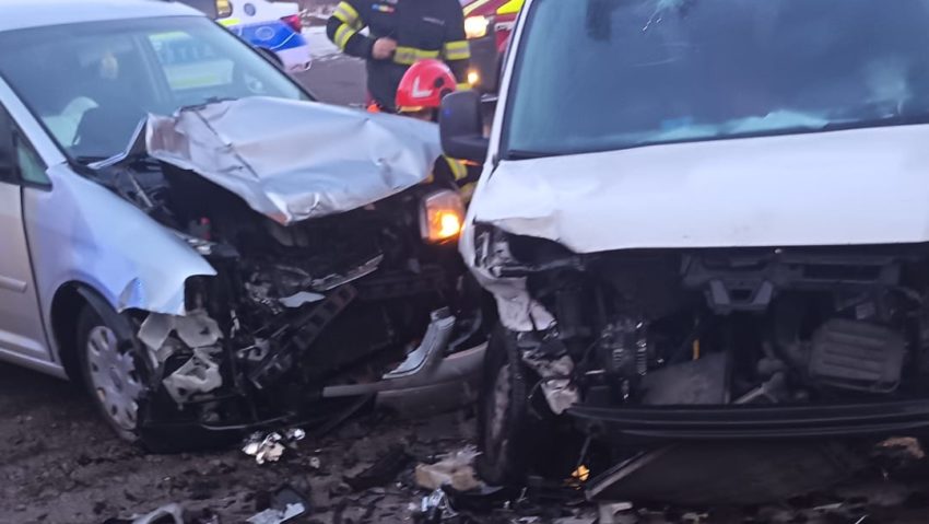 (FOTO) Bacău: Accident în Moinești: trei persoane rănite după impactul violent dintre două autoturisme