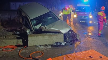 (FOTO) Suceava: Patru tineri răniţi într-un accident la Buda; două victime au rămas încarcerate