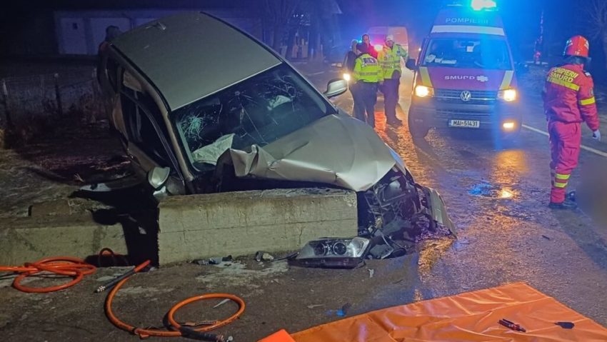 (FOTO) Suceava: Patru tineri răniţi într-un accident la Buda; două victime au rămas încarcerate