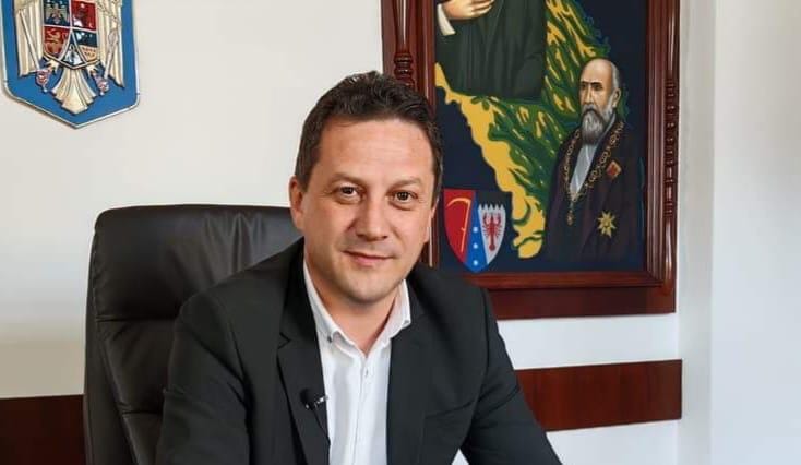 #StareaEducației (INTERVIU) Bogdan Suruciuc, șeful ISJ Botoșani: ”Peste 12 mii de elevi beneficiază de hrană la școală. Pentru unii este singura masă pe zi./ Prin măsurile impuse vara trecută, am redus la mai bine de jumătate învățământul simultan în județ.”  