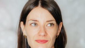 #StareaEducației (INTERVIU) Cristina Jamscheck, director de programe CJI: ”Lumea copiilor și adolescenților este, în mare parte, online, iar școala nu poate să se delimiteze de această realitate. Prin introducerea educației media digitale, se încearcă tocmai construirea unui „pod” între lumea virtuală și cea reală.”