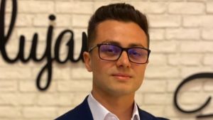 #StareaEducației (INTERVIU) Sergiu Covaci, președinte ANOSR: ”Este foarte evident că statul eșuează în a face sistemul de învățământ echitabil și accesibil pentru toți tinerii din țară. Costurile reale ale vieții de student depășesc 2.000 de lei lunar, iar măsurile de austeritate pun în pericol accesul la educație.”
