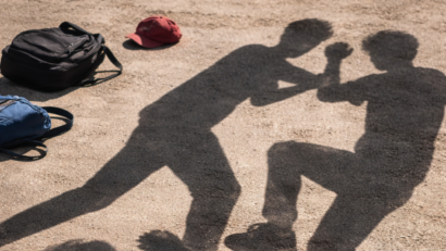 Cum ajung copiii și adolescenții la acte de violență extremă: factorii declanșatori și semnele văzute prea târziu