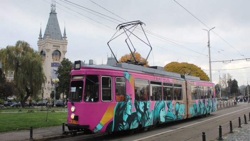 (AUDIO) Recitări și melodii pe versuri de Eminescu, în tramvaiele din Iași