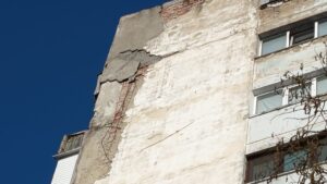 Bacău: O femeie şi băiatul ei în vârstă de 9 ani, răniţi de bucăţi de tencuială desprinse de pe un bloc