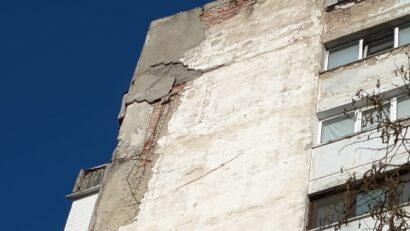 Bacău: O femeie şi băiatul ei în vârstă de 9 ani, răniţi de bucăţi de tencuială desprinse de pe un bloc