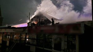 (FOTO) Bacău: Complex de magazine din oraşul Comăneşti, distrus de un incendiu