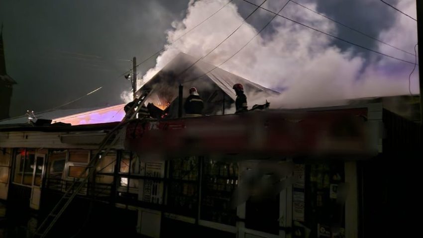 (FOTO) Bacău: Complex de magazine din oraşul Comăneşti, distrus de un incendiu