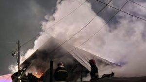 (AUDIO) Tragedie într-o comună din județul Bacău, după un incendiu izbucnit din cauza unui coș de fum deteriorat