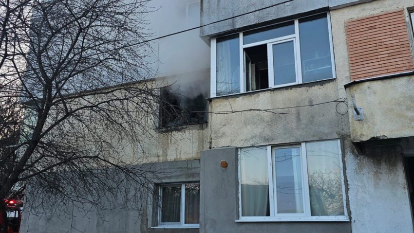 (FOTO/AUDIO) Iaşi: O persoană a murit şi alte două au fost rănite într-un incendiu dintr-un bloc din Tomeşti