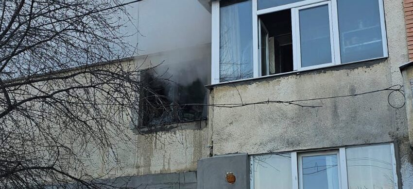 Incendiu într-un apartament din municipiul Bacău. 20 de persoane s-au autoevacuat din bloc