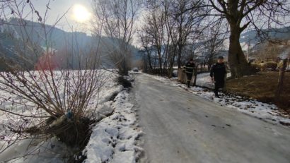 (AUDIO/ VIDEO) Neamț: Inundații la Farcașa, provocate de zăporul de pe râul Bistrița