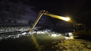 Blocaje de gheață pe râul Neagra, la Broșteni. Situația a fost remediată de autorități