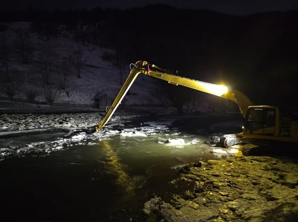 Blocaje de gheață pe râul Neagra, la Broșteni. Situația a fost remediată de autorități