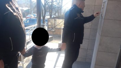 (AUDIO) Iași: Copil de 4 ani găsit singur în Piața Chirilă: dosar penal pentru neglijență în serviciu