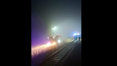 (VIDEO) Tren blocat pe linie în urma unui incendiu, tractat în gara Vaslui