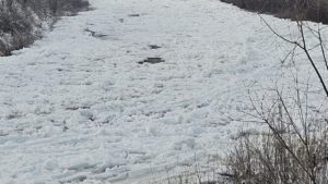 Neamţ: Zăporul pe râul Bistriţa are aproape nouă kilometri lungime, cu grosimi de până la trei metri