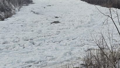 Neamţ: Zăporul pe râul Bistriţa are aproape nouă kilometri lungime, cu grosimi de până la trei metri