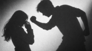 Vaslui: Tânăr reţinut după ce şi-a agresat o colegă într-un liceu din Huşi