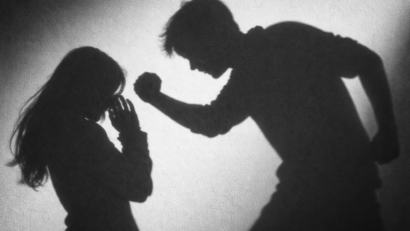 Vaslui: Tânăr reţinut după ce şi-a agresat o colegă într-un liceu din Huşi