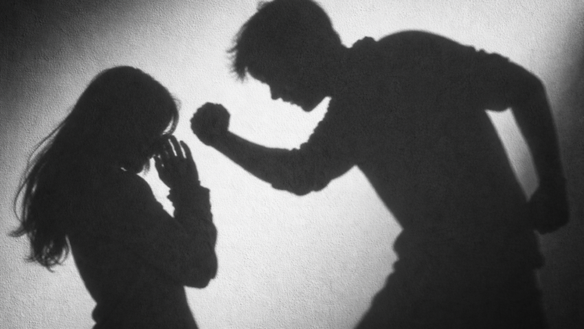 Vaslui: Tânăr reţinut după ce şi-a agresat o colegă într-un liceu din Huşi