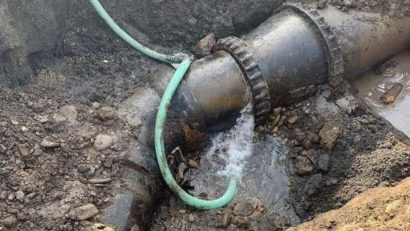 Avarie majoră pe conducta Valea Uzului – Bacău. O mare parte a orașului a rămas fără apă