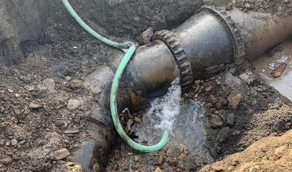 (AUDIO) Program temporar de furnizare a apei în Bacău, după o avarie la conducta Valea Uzului