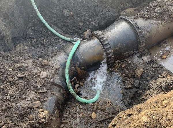 (AUDIO) Program temporar de furnizare a apei în Bacău, după o avarie la conducta Valea Uzului