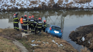 Iași: Mașină căzută în râul Bahlui, șoferul s-a autoevacuat înainte de sosirea echipajelor de intervenție