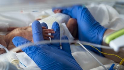 Pe fondul creșterii alarmante a mortalității infantile, Salvați Copiii dotează cu aparatură medicală vitală Secția de ATI a Spitalului Universitar de Urgență din București